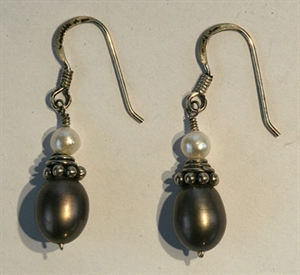 Ørebøjle i sølv m. hvid og grå perle