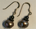 Ørebøjle i sølv med grå og beige perle